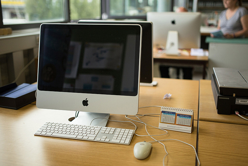 Photo d'un ordinateur mac posé sur un bureau